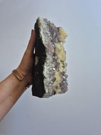 Detalhes da formação mineral da Drusa de Ametista com Calcita Mel em peça exclusiva e 100% natural