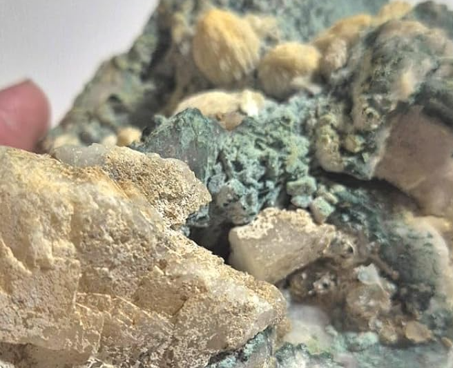 Detalhes das rosetas naturais de Barita fotografadas em close destacando a formação mineral exclusiva