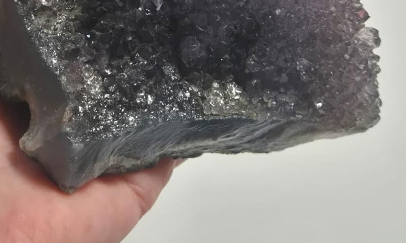 Detalhes dos cristais naturais da Drusa de Ametista Premium com base lapidada