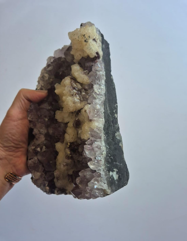 Drusa de Ametista Natural com Calcita Mel destacando cristais lilás e formações minerais naturais exclusivas