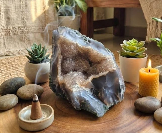 Geodo de Ágata Fumê Natural – Peça Única com Cristais Internos, 1,02 kg – Trono da Geração -  Mãe Yemanjâ -Decoração, Energia e Colecionismo - Roupas do Axê 