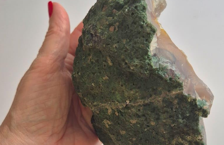 Geodo de Ágata Fumê Natural – Peça Única com Cristais Internos, 1,02 kg – Trono da Geração -  Mãe Yemanjâ -Decoração, Energia e Colecionismo - Roupas do Axê 