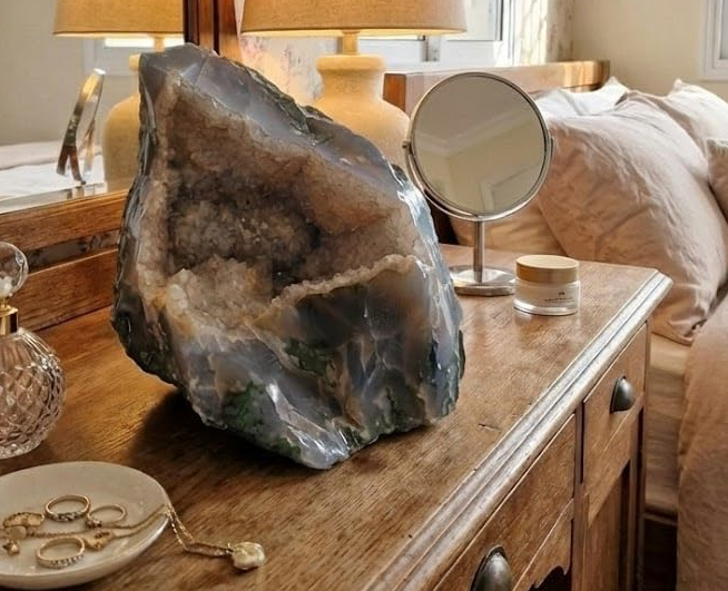 Geodo de Ágata Fumê Natural – Peça Única com Cristais Internos, 1,02 kg – Trono da Geração -  Mãe Yemanjâ -Decoração, Energia e Colecionismo - Roupas do Axê 