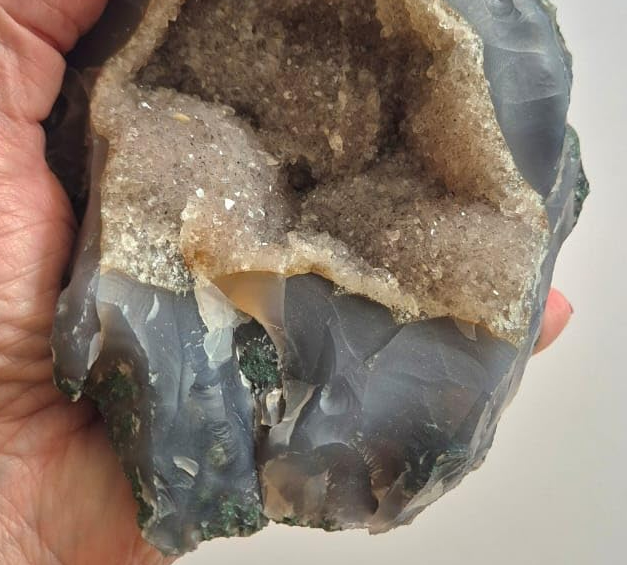 Geodo de Ágata Fumê Natural – Peça Única com Cristais Internos, 1,02 kg – Trono da Geração -  Mãe Yemanjâ -Decoração, Energia e Colecionismo - Roupas do Axê 