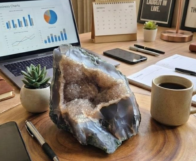 Geodo de Ágata Fumê Natural – Peça Única com Cristais Internos, 1,02 kg – Trono da Geração -  Mãe Yemanjâ -Decoração, Energia e Colecionismo - Roupas do Axê 