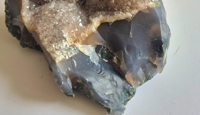 Geodo de Ágata Fumê Natural – Peça Única com Cristais Internos, 1,02 kg – Trono da Geração -  Mãe Yemanjâ -Decoração, Energia e Colecionismo - Roupas do Axê 