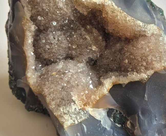 Geodo de Ágata Fumê Natural – Peça Única com Cristais Internos, 1,02 kg – Trono da Geração -  Mãe Yemanjâ -Decoração, Energia e Colecionismo - Roupas do Axê 