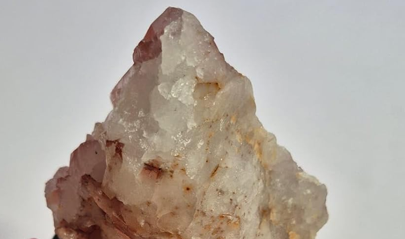 Mineral natural Quartzo Hematoide para decoração de ambientes e altares.
