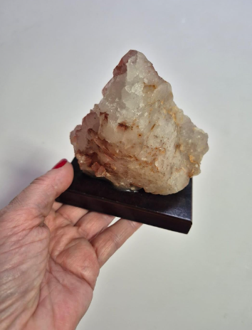 Mineral natural Quartzo Hematoide para decoração de ambientes e altares.