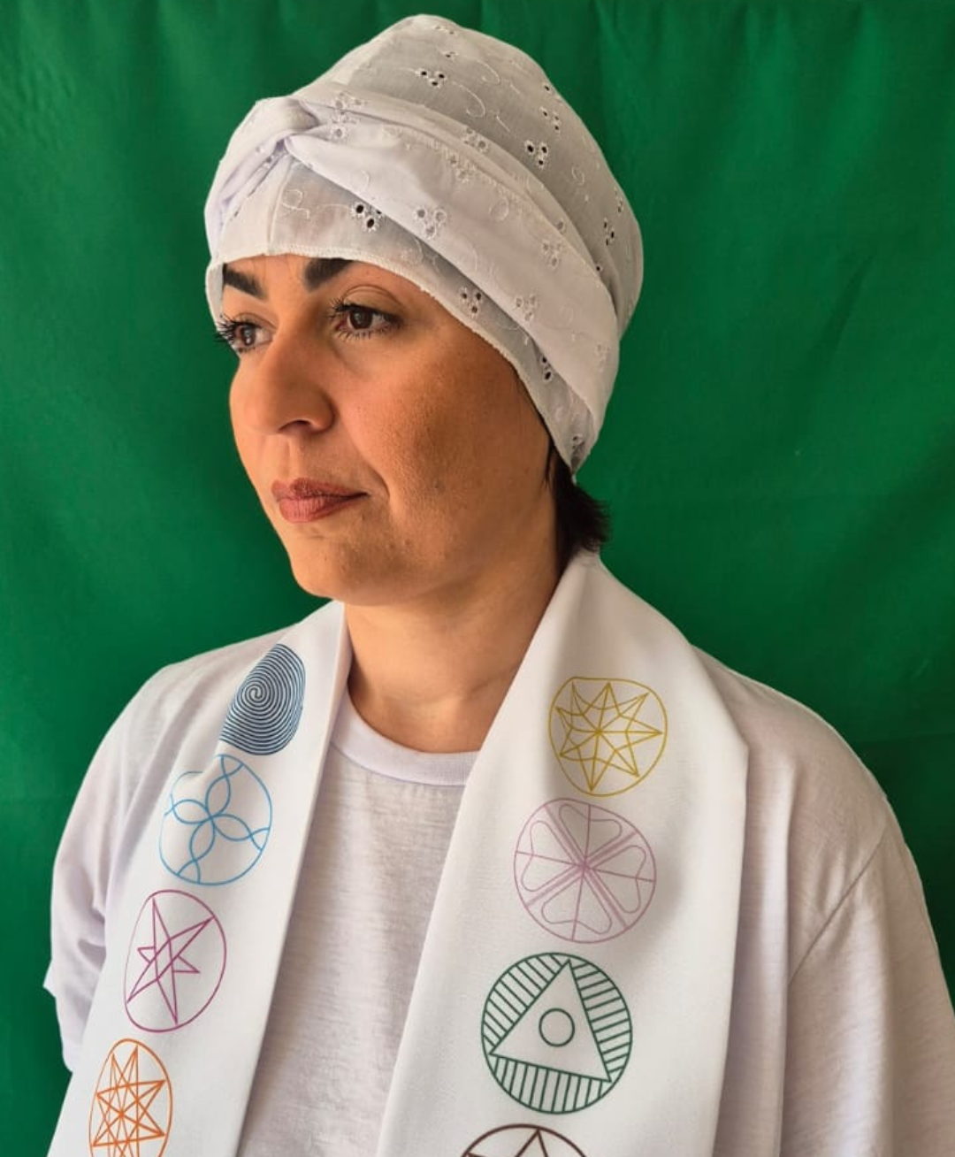 Modelo usando filá feminino branco em laise bordada para desenvolvimento mediúnico na Umbanda