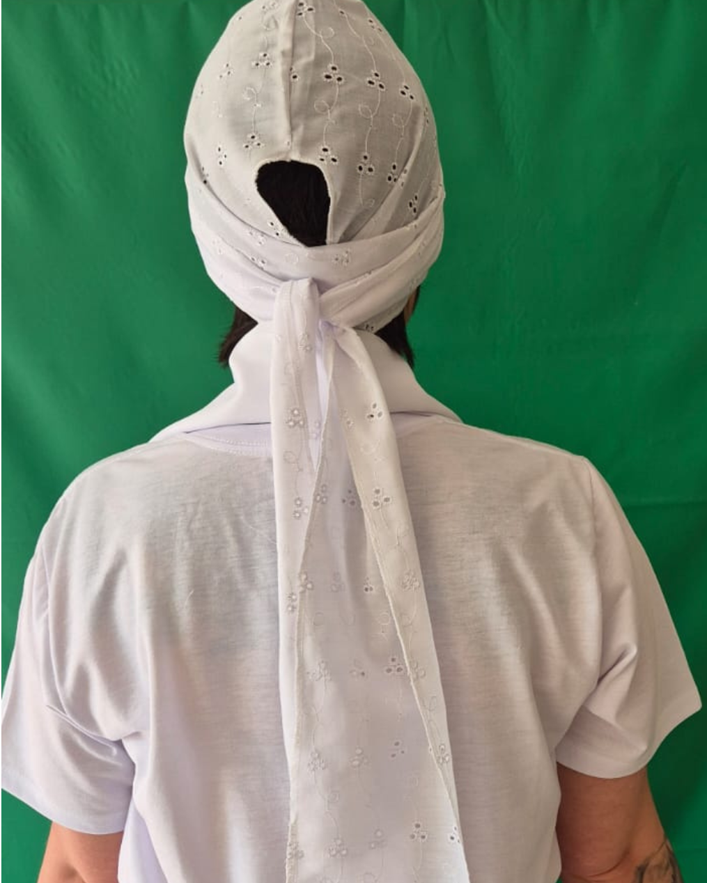 Pano de cabeça feminino branco confeccionado em laise bordada com excelente caimento