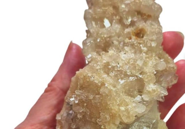 Peça exclusiva de Calcita Mel Drusada com formação mineral natural fotografada individualmente