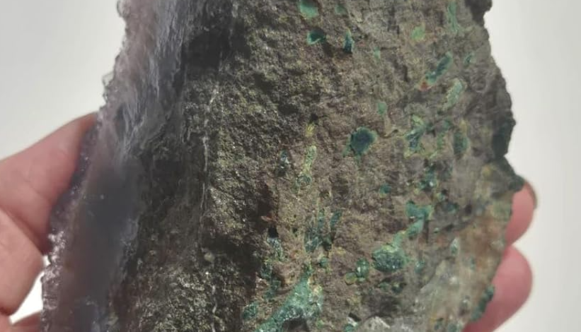 Peça única de Ametista Natural Premium 570 g da coleção Cristais Naturais da Roupas do Axê