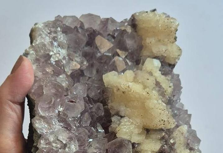 Peça única de Ametista Natural com Calcita Mel da coleção Cristais Naturais da Roupas do Axê fotografada individualmente