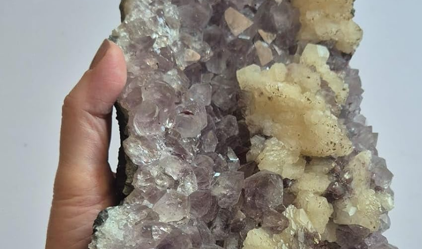 Peça única de Ametista Natural com Calcita Mel da coleção Cristais Naturais da Roupas do Axê fotografada individualmente