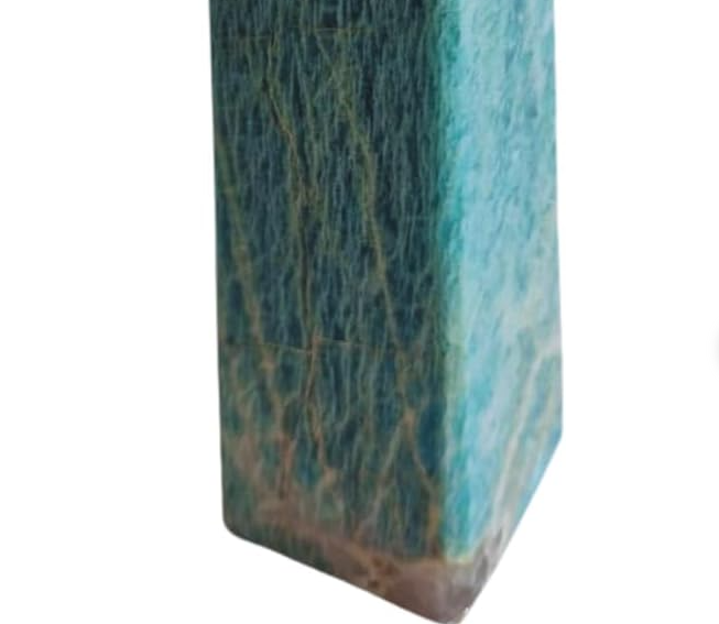 Pedra Amazonita Natural polida em formato de obelisco, 16 cm, com tonalidades verdes e detalhes minerais.