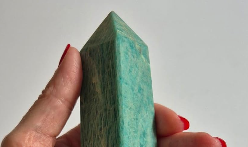 Pedra Amazonita Natural polida em formato de obelisco, 16 cm, com tonalidades verdes e detalhes minerais.