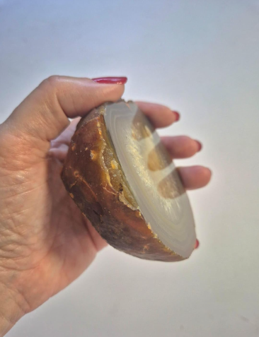 Placa Natural de Ágata Marrom da coleção Cristais Naturais da Roupas do Axê com núcleo cristalizado