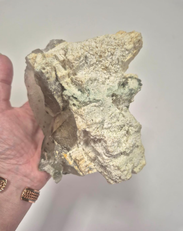 Quartzo Leitoso Natural com Clorita Verde e Mica Rosa da coleção Cristais Naturais da Roupas do Axê