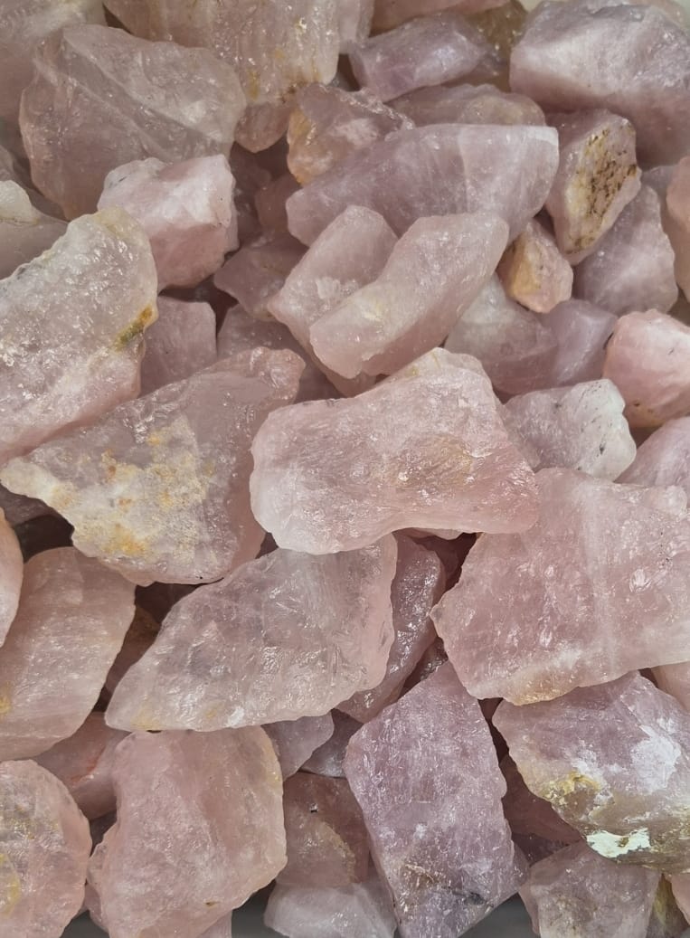 Quartzo Rosa Natural – Trono do Amor Mãe Oxum | Pedra Umbanda | Cristal Natural por Peso | Roupas do Axê Pedras Naturais 