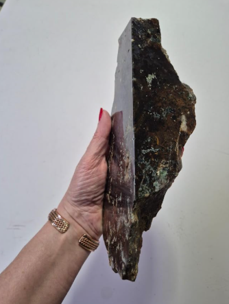 Vista frontal da Ágata Musgo Natural tradicionalmente relacionada aos Tronos do Conhecimento e da Geração