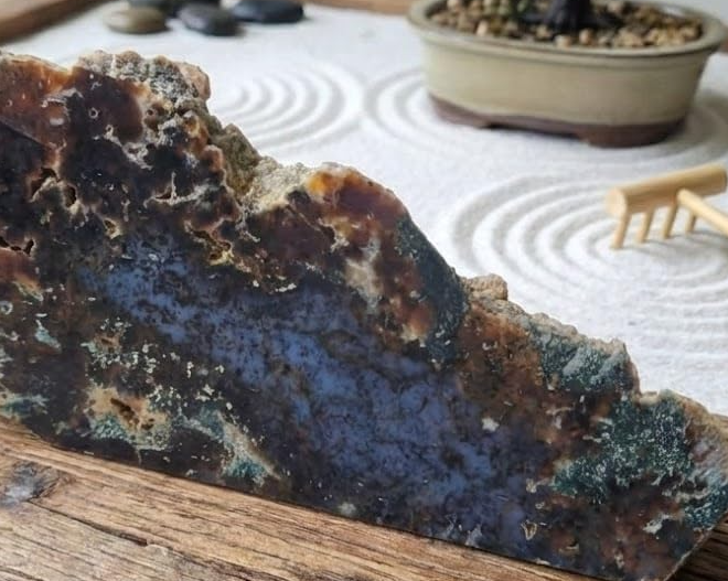 Ágata Musgo Natural da coleção Cristais Naturais da Roupas do Axê com face polida e bordas naturais